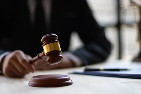 Поліція заарештувала вчительку просто під час уроку після того, як вона показала їм…